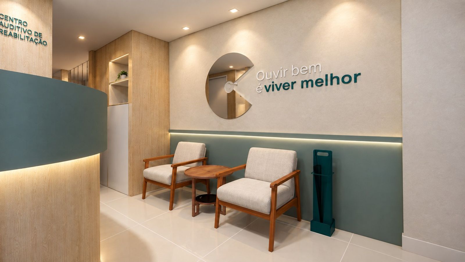Espera com poltronas de madeira e faixa verde iluminada