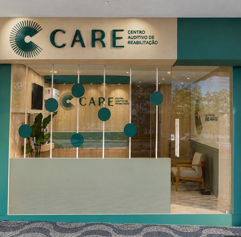 Fachada do CARE com círculos verdes no vidro e letreiro da marca